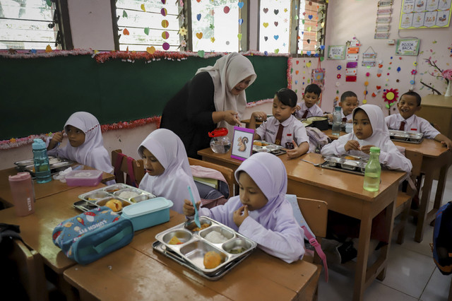Orang tua murid yang tergabung dalam komite orang tua murid ikut serta dalam pendistribusian Makan Bergizi Gratis (MBG) di SDN Pejaten Barat 1 Pagi, Jakarta Selatan, Senin (29/9/2025). Foto: Jamal Ramadhan/kumparan