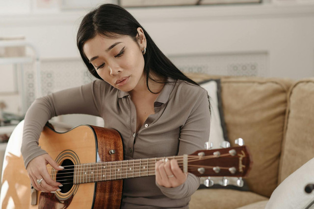 Ilustrasi 4 lagu dengan 2 kunci gitar saja. Sumber: Pexels/Pavel Danilyuk