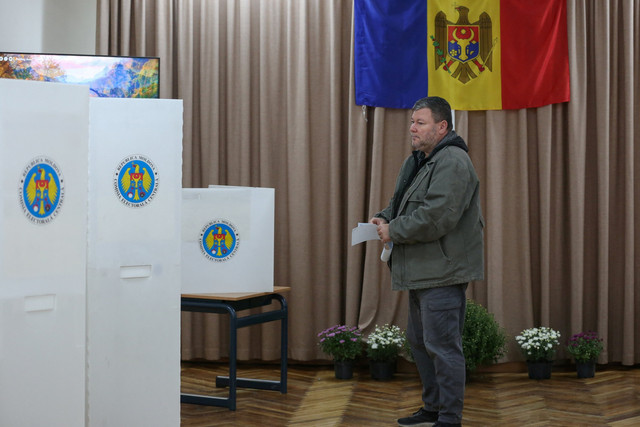 Seorang pemilih memberikan suaranya di tempat pemungutan suara (TPS) selama pemilihan parlemen Moldova di Chisinau, Moldova, Minggu (28/9/2025). Foto: Vladislav Culiomza/ REUTERS