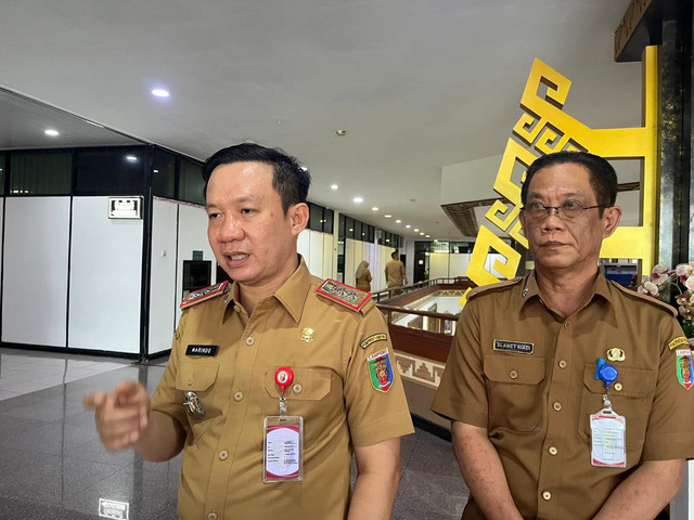Sekretaris Daerah Provinsi (Sekdaprov) Lampung, Marindo Kurniawan bersama Kepala Bapenda Lampung, Selamet Riyadi kepala Unit Pelaksana Teknis Daerah (UPTD) Samsat | Foto : Eka Febriani / Lampung Geh