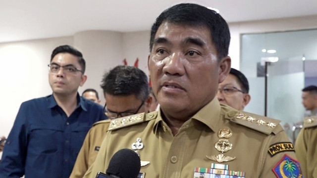 Gubernur Sulawesi Utara, Yulius Selvanus.