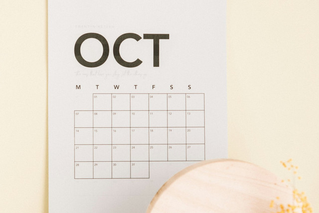 ilustrasi tanggal 1 oktober hari apa. sumber: unsplash/maddi bazzocco