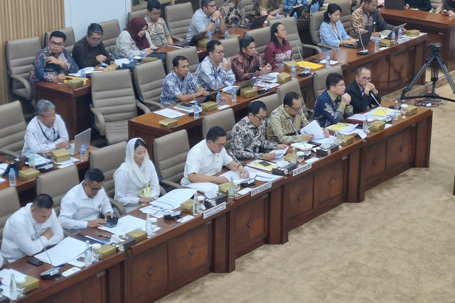 Menteri Perdagangan Budi Santoso dan Wakil Menteri Perindustrian Faisol Riza dalam rapat bersama Komisi VI DPR RI di Gedung Parlemen, Jakarta Pusat pada Senin (29/9/2025). Foto: Argya Maheswara/kumparan