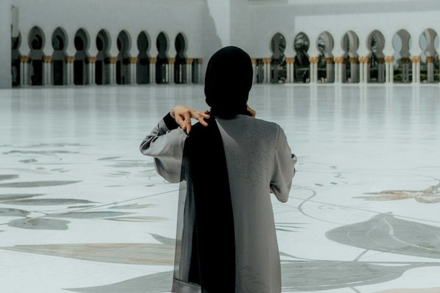 ilustrasi profil ustadzah halimah alaydrus. sumber: unsplash/untldshots