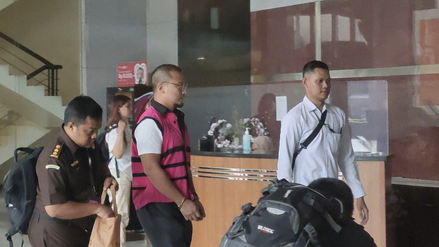 Tersangka kasus korupsi tata kelola minyak mentah Gading Ramadhan Joedo di KPK, Jakarta Selatan, Senin (29/9/2025). Foto: Jonathan Devin/kumparan