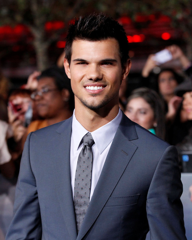 Pemeran Taylor Lautner berpose di pemutaran perdana "The Twilight Saga: Breaking Dawn - Part 2" di Los Angeles, California, pada 12 November 2012. Foto: Mario Anzuoni/REUTERS
