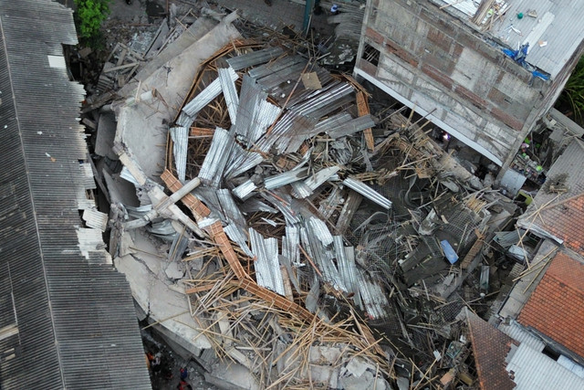 Foto udara bangunan musala yang ambruk di Pondok Pesantren (Ponpes) Al Khoziny di Kecamatan Buduran, Sidoarjo, Jawa Timur, Senin (29/9/2025). Foto: Umarul Faruq/ANTARA FOTO