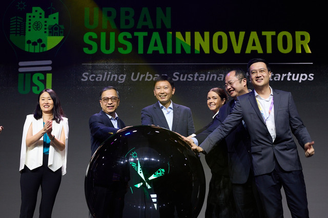 Dari kiri ke kanan: Professor Lim Sun Sun, Professor Alan K L Chan, Minister Chee Hong Tat, Ms. Beth Henderson, Mr. Khoo Teng Lip, Mr. Jonathan Cheng. Foto: APRW