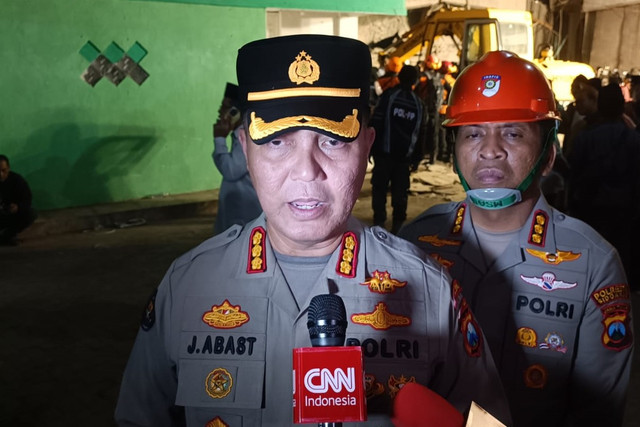 Kabid Humas Polda Jatim, Kombes Pol Jules Abraham Abast di Ponpes Al-Khoziny, Kecamatan Buduran, Kabupaten Sidoarjo, Senin (29/9/2025). Foto: Farusma Okta Verdian/kumparan