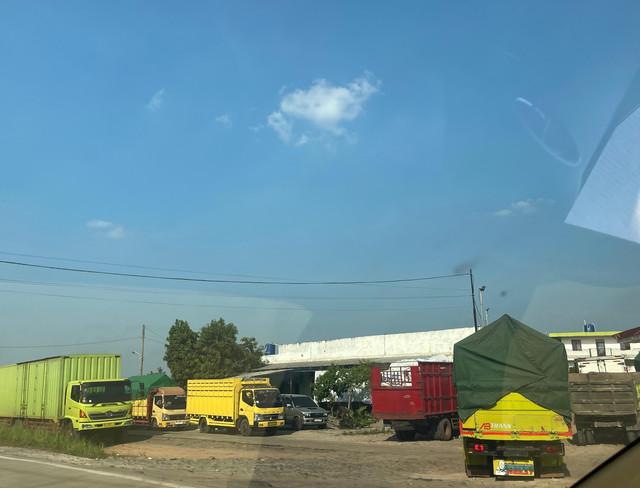 Antrean panjang kendaraan, untuk bisa mendapatkan solar, di SPBU Itera-Kota Baru yang berada di Jatimulyo, Kecamatan Jati Agung, Kabupaten Lampung Selatan | Foto : Eka Febriani / Lampung Geh