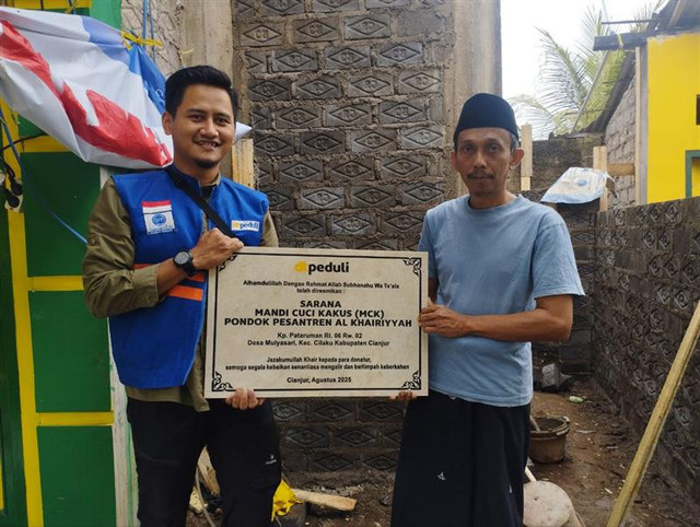 Penyerahan Prasasti MCK Ponpes Al-Khoiriyyah yang akan segera dibangun dari Dana Crowdfunding DT Peduli (Sumber : DT Peduli)