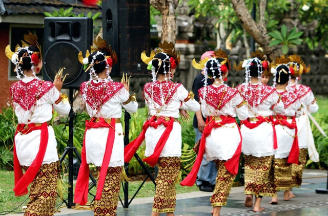 Ilustrasi Tari Tradisional Lampung (Sumber Foto: Padodo/Shutterstock)