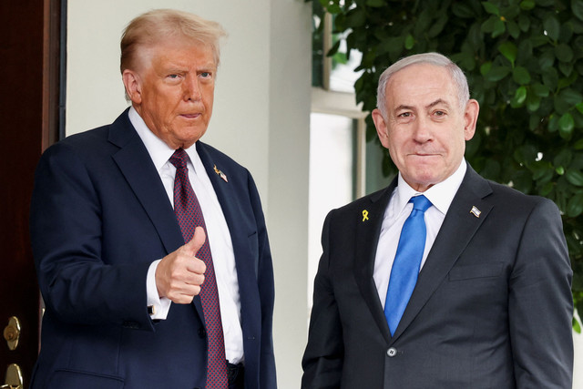 Presiden AS Donald Trump  (kanan) mengacungkan jempol saat menyambut Perdana Menteri Israel Benjamin Netanyahu di Gedung Putih di Washington, DC, AS, Senin (29/9/2025). Foto: Kevin Lamarque/REUTERS