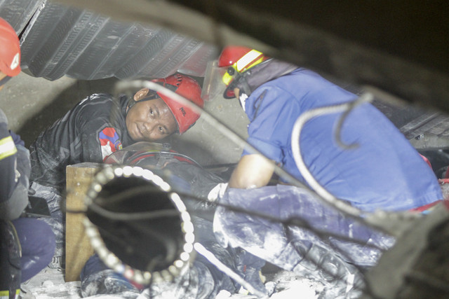 Tim SAR gabungan mencari korban ambruknya bangunan Ponpes Al-Khoziny, Senin malam (29/9/2025). Foto: Umarul Faruq/ANTARA FOTO