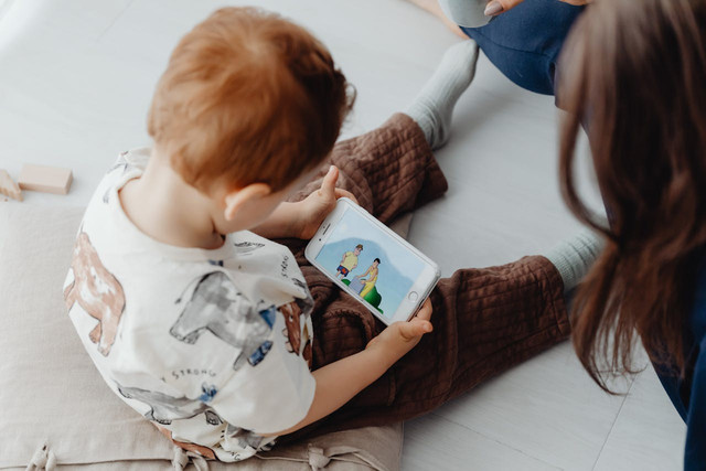 Ilustrasi anak bermain smartphone. Foto: Pexels