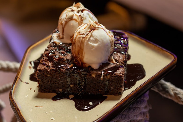 Mbun Brownies Ada di Mana Saja? (Foto hanya ilustrasi brownies, bukan menu di outlet sebenarnya) Sumber: unsplash/Shivansh Sethi