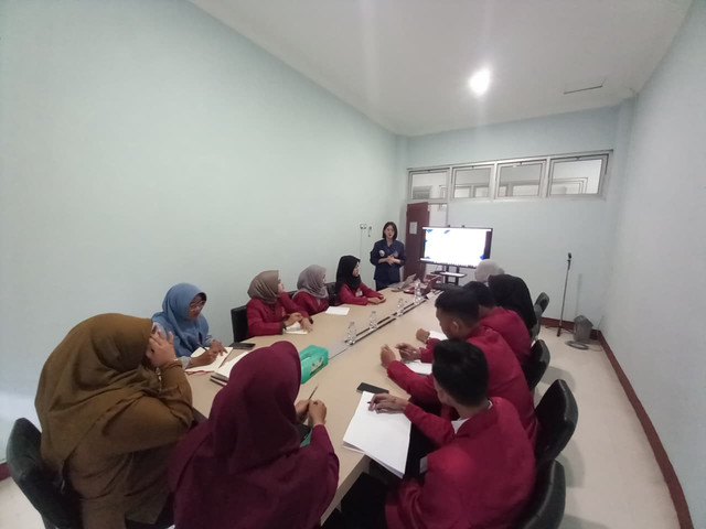 Presentasi hasil magang di ruang rapat KPPU Kanwil VII Yogyakarta, dihadiri pembimbing dan rekan mahasiswa magang.