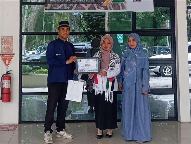 Penyerahan Donasi Kemanusiaan untuk Palestina dari Komunitas Jumat Barokah DPMPTSP Kota Medan (Sumber : DT Peduli)