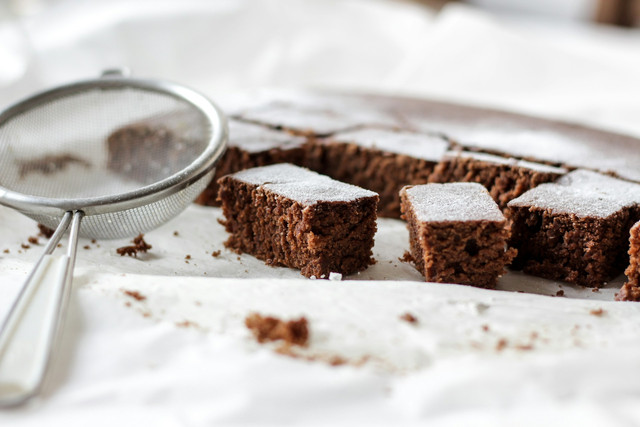 Daftar menu Brownies Amanda 2025. Foto hanya ilustrasi. Sumber: Unsplash/NordWood Themes