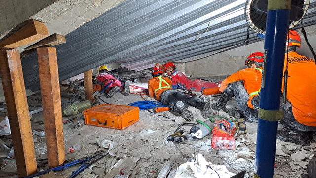 Tim Rescue Basarnas Yogyakarta diberangkatkan ke Ponpes Al-Khoziny, Kecamatan Buduran, Sidoarjo, Jawa Timur untuk membantu evakuasi bangunan musala ponpes yang runtuh, Selasa (30/9).  Foto: Dok. Basarnas Yogyakarta