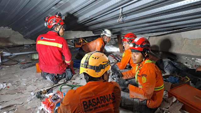 Tim Rescue Basarnas Yogyakarta diberangkatkan ke Ponpes Al-Khoziny, Kecamatan Buduran, Sidoarjo, Jawa Timur untuk membantu evakuasi bangunan musala ponpes yang runtuh, Selasa (30/9).  Foto: Dok. Basarnas Yogyakarta