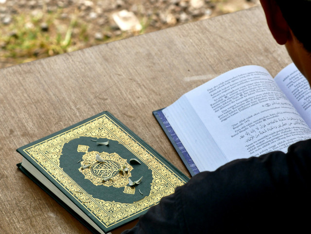 Ilustrasi membaca kata-kata motivasi Islami. Foto: Unsplash