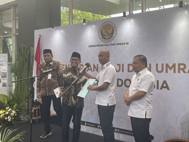 Wakil Menteri Haji dan Umrah, Dahnil Anzar Simanjuntak (dua dari kiri), dan Jamintel Kejagung, Reda Manthovani, usai pertemuan terkait penguatan tata kelola penyelenggaraan haji, di Kantor Kementerian Haji dan Umrah, Jakarta Pusat, Selasa (30/9/2025) Foto: Fadhil Pramudya/kumparan
