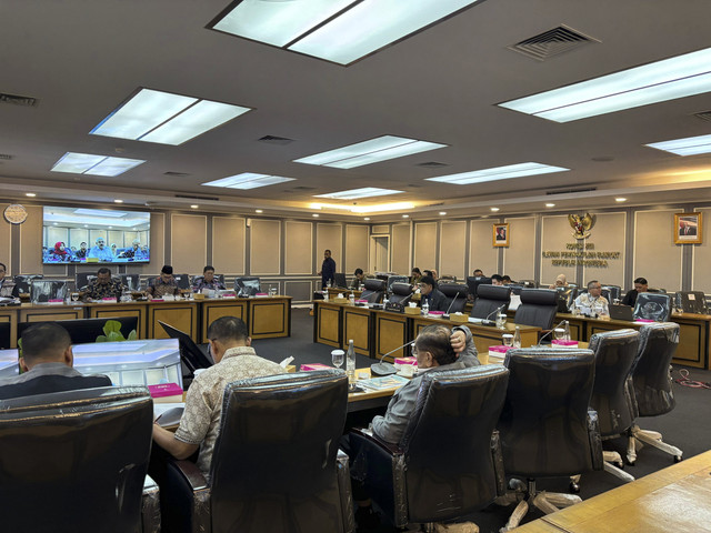 Suasana RDPU Komisi XIII bersama keluarga dan pengacara Diplomat Kemlu, Arya Daru di Gedung DPR RI, Senayan, Jakarta pada Selasa (30/9/2025). Foto: Abid Raihan/kumparan