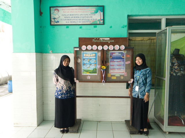 Menghias Mading BK (Dok. Pribadi)