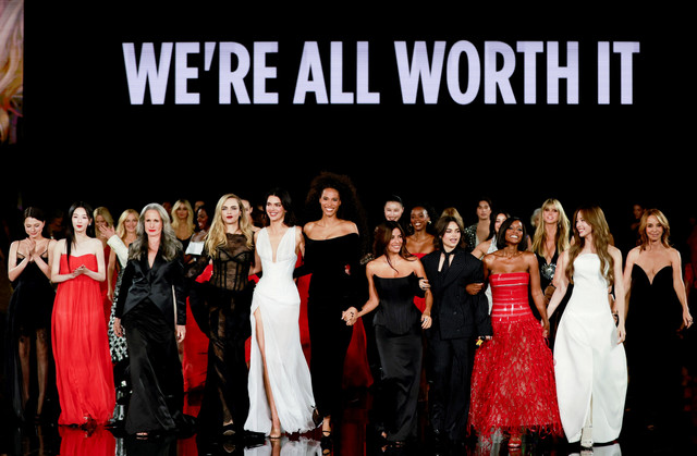 Para duta L'Oreal dalam peragaan busana bertajuk "Liberty. Equality. Sisterhood. Because You're Worth It", sebagai bagian dari Paris Fashion Week di depan Balai Kota Paris, Prancis, Senin (29/9/2025). Foto: Stephanie Lecocq/REUTERS 