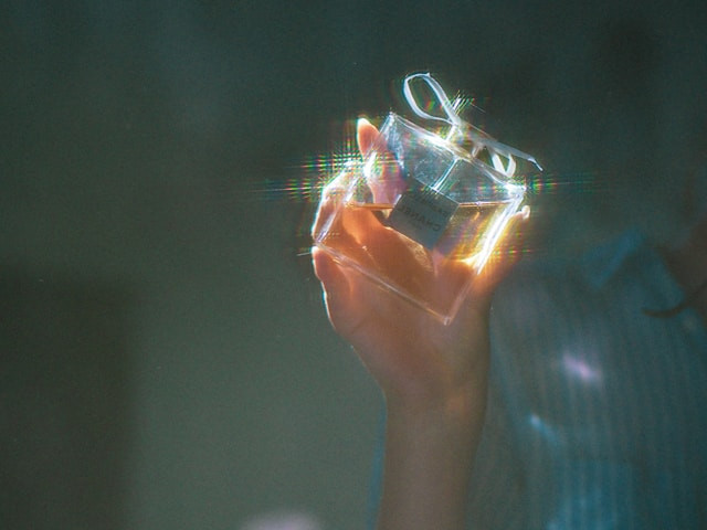 Ilustrasi rekomendasi parfum mykonos untuk wanita. Sumber: unsplash.com/Laura Chouette