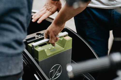 Ilustrasi Tanda Aki Mobil Lemah, Foto: Unsplash/Kumpan Electric