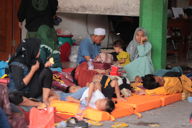 Keluarga korban ambruknya bangunan musala menunggu perkembangan informasi di posko Pondok Pesantren (Ponpes) Al Khoziny, Kecamatan Buduran, Sidoarjo, Jawa Timur, Selasa (30/9/2025). Foto: Trisnadi/AP PHOTO
