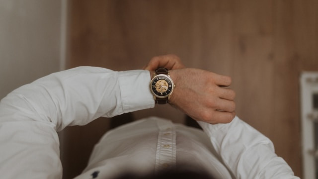 Ilustrasi jam tangan Alexandre Christie di bawah 1 juta. Foto: Gilles De Muynck/Unsplash