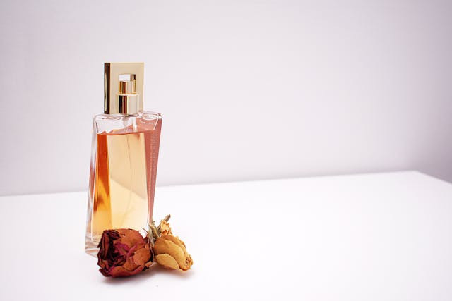 ilustrasi parfum Evangeline tahan berapa lama. sumber: Pexels/Diana