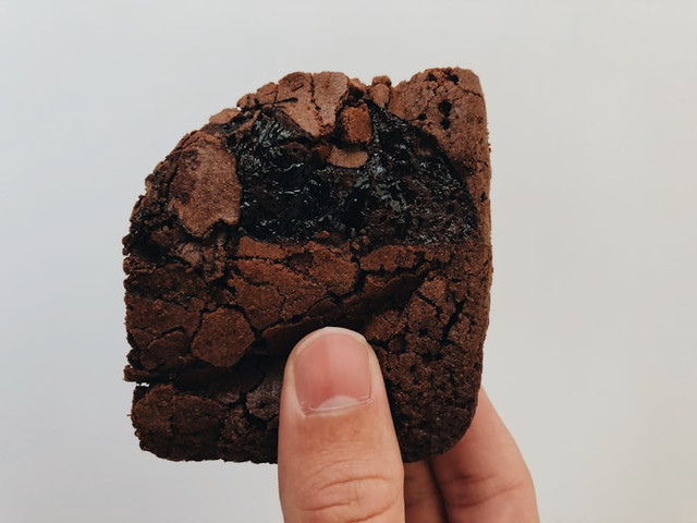 Fudgy Brownies adalah. Foto hanyalah ilustrasi bukan menu sebenarnya. Sumber: Unsplash/João Pedro Freitas