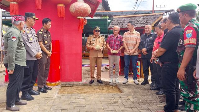 Bupati Sekadau, Aron, meletakkan batu pertama pembangunan rehab Kelenteng Fuk Tet Chi di Jalan Irian. Foto: Dina Mariana/Hi!Pontianak