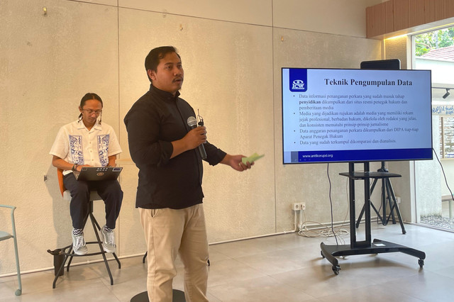 Anggota Bidang Hukum dan Investigasi ICW Zararah Azhim Syah saat memaparkan tren penindakan korupsi tahun 2024 di Rumah Belajar ICW, Jakarta Selatan, Selasa (30/9/2025). Foto: Fadhil Pramudya/kumparan