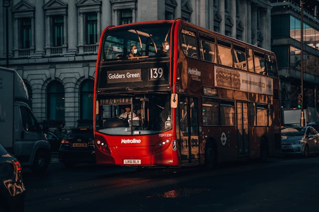 Rute Suroboyo Bus 2025. Foto hanya ilustrasi bukan sebenarnya. Sumber foto: Pexels/Ben Kirby