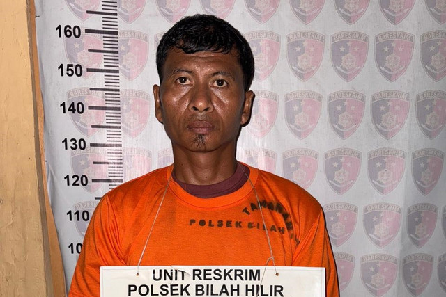 Tersangka Hendra ditahan usai membacok 3 orang, Selasa (30/9/2025). Foto: Polres Labuhanbatu