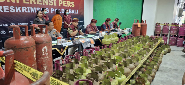 Jumpa pers perempuan berinsial BE, menjadi pelaku pengoplosan LPG subsidi di Bali yang digelar di Gedung Ditrekrimsus Polda Bali, Selasa (30/9/2025). Foto: Denita BR Matondang/kumparan