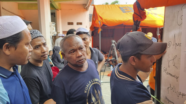 Budi Santoso (tengah), warga Tulangan, Sidoarjo mencari nama keponakannya, Muhammad Fairuz (17), di posko crisis center insiden runtuhnya bangunan Ponpes Al-Khoziny, Kecamatan Buduran, Sidoarjo, Selasa (30/9/2025). Foto: Farusma Okta Verdian/kumparan