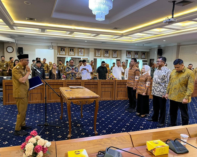 Gubernur Lampung, Rahmat Mirzani Djausal saat melantik empat direksi baru pada dua BUMD Provinsi Lampung, yakni PT Wahana Raharja dan PT Lampung Jasa Utama (LJU) | Foto : Eka Febriani / Lampung Geh