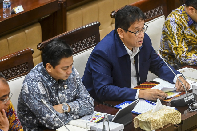 Menteri Keuangan Purbaya Yudhi Sadewa (kanan) dan Wakil Menteri Keuangan Thomas A. M. Djiwandono (kiri) mengikuti rapat kerja bersama Komisi XI DPR di Kompleks Parlemen, Senayan, Jakarta, Selasa (30/9/2025). Foto: Rivan Awal Lingga/ANTARA FOTO