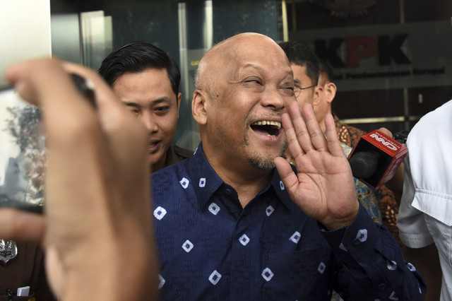 Mantan calon Wakil Gubernur Jawa Barat Ilham Akbar Habibie (tengah) menjawab pertanyaan wartawan usai menjalani pemeriksaan di Gedung Merah Putih KPK, Jakarta, Selasa (30/9/2025). Foto: Indrianto Eko Suwarso/ANTARA FOTO