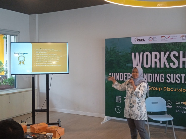 Sekretaris Aji, Vina Oktaviana saat pemaparan materi. | Foto : Taufik H/Lampung Geh