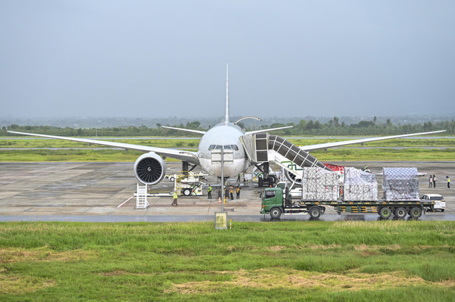Petugas melakukan bongkar muatan logistik MotoGP dari pesawat Qatar Airways Cargo Boeing 777 di Bandara Internasional Lombok (BIL), Praya, Lombok Tengah, NTB, Selasa (30/9/2025). Foto: Ahmad Subaidi/ANTARA FOTO