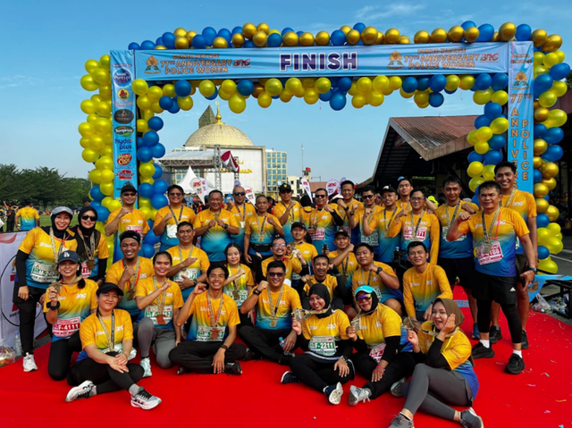 34 anggota Club GO RUN dari PTPN IV Regional V berfoto bersama dalam event POLICE Women Fun Run 7,7K di Polda Kalbar. Foto: Dok. PTPN IV Regional V