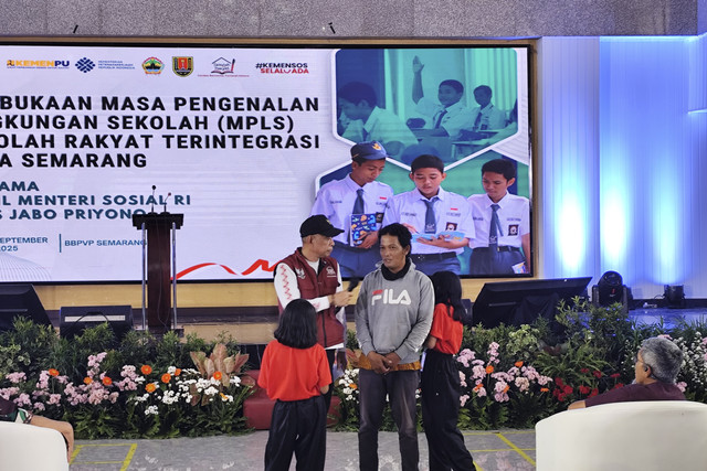 Wakil Menteri Sosial Agus Jabo Priyono saat meresmikan pelaksanaan Masa Pengenalan Lingkungan Sekolah (MPLS) di Sekolah Rakyat Terintegrasi 45 Kota Semarang. Foto: Intan Alliva Khansa/kumparan