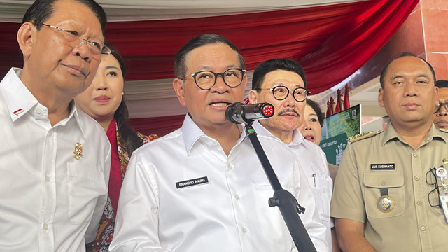 Gubernur DKI Jakarta Pramono Anung saat mengunjungi Kantor Kelurahan Kapuk di Cengkareng, Jakarta Barat, Selasa (30/9/2025). Foto: Nasywa Athifah/kumparan